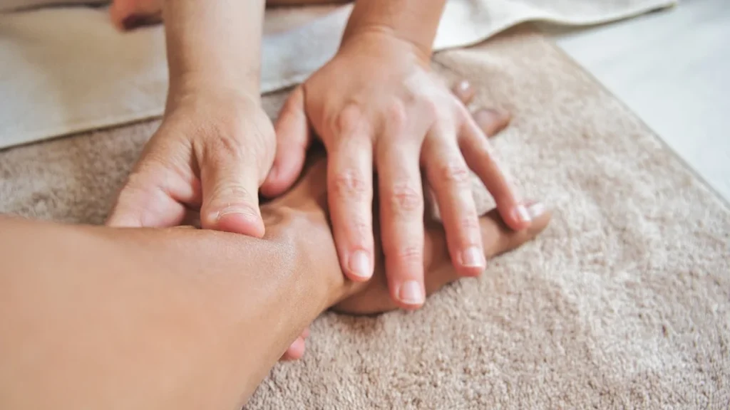 Terapeuta realizando técnica manual de Neuroterapia de Recuperación Corporal